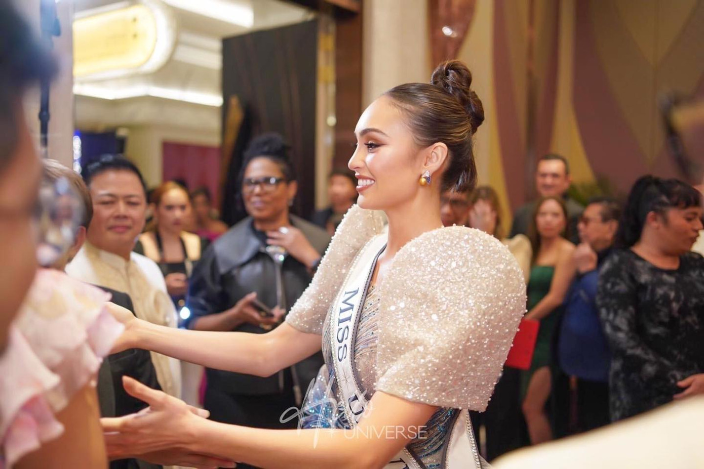 R'Bonney Gabriel là người đẹp gốc Á đầu tiên giành chiến thắng tại đấu trường Hoa hậu Mỹ. Cô từng chia sẻ khi tham gia cuộc thi Hoa hậu Mỹ 2022: "Bố tôi từng giành học bổng đến Mỹ du học và ông ấy chỉ có 20 USD trong túi. Ông muốn tạo dựng cuộc sống mới cho mình. Bố tôi gặp mẹ tôi tại Texas. Bà là một người phụ nữ đồng quê đến từ vùng Beaumont. Tôi tự hào về gốc gác Philippines - Texas của mình".