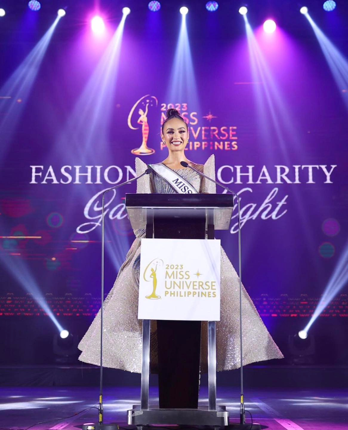 Ngay từ khi giành chiến thắng ở Hoa hậu Mỹ 2022 và sau đó là Hoa hậu Hoàn vũ 2022, R'Bonney Gabriel đều bị vướng tin đồn mua giải, được ban tổ chức ưu ái. Người đẹp từng chia sẻ về điều này: "Khi tôi giành chiến thắng Miss USA, có cáo buộc rằng cuộc thi gian lận. Thông tin này được đưa tới công chúng trên khắp các phương tiện thông tin đại chúng và thực sự đáng buồn khi mọi nỗ lực của tôi đã bị phớt lờ. Tôi sẽ nói với họ rằng, chuyện gì xảy ra cũng có lý do. Tôi từng tự hỏi tại sao điều này lại xảy ra, tôi không xứng đáng bị như vậy. Nhưng tôi tin rằng Chúa đã đưa ra thử thách này để tôi vượt qua và cho mọi người thấy rằng những bình luận tiêu cực không nói lên điều gì về con người bạn và mọi người sẽ nhìn thấy sự chân thật, mạnh mẽ của tôi".