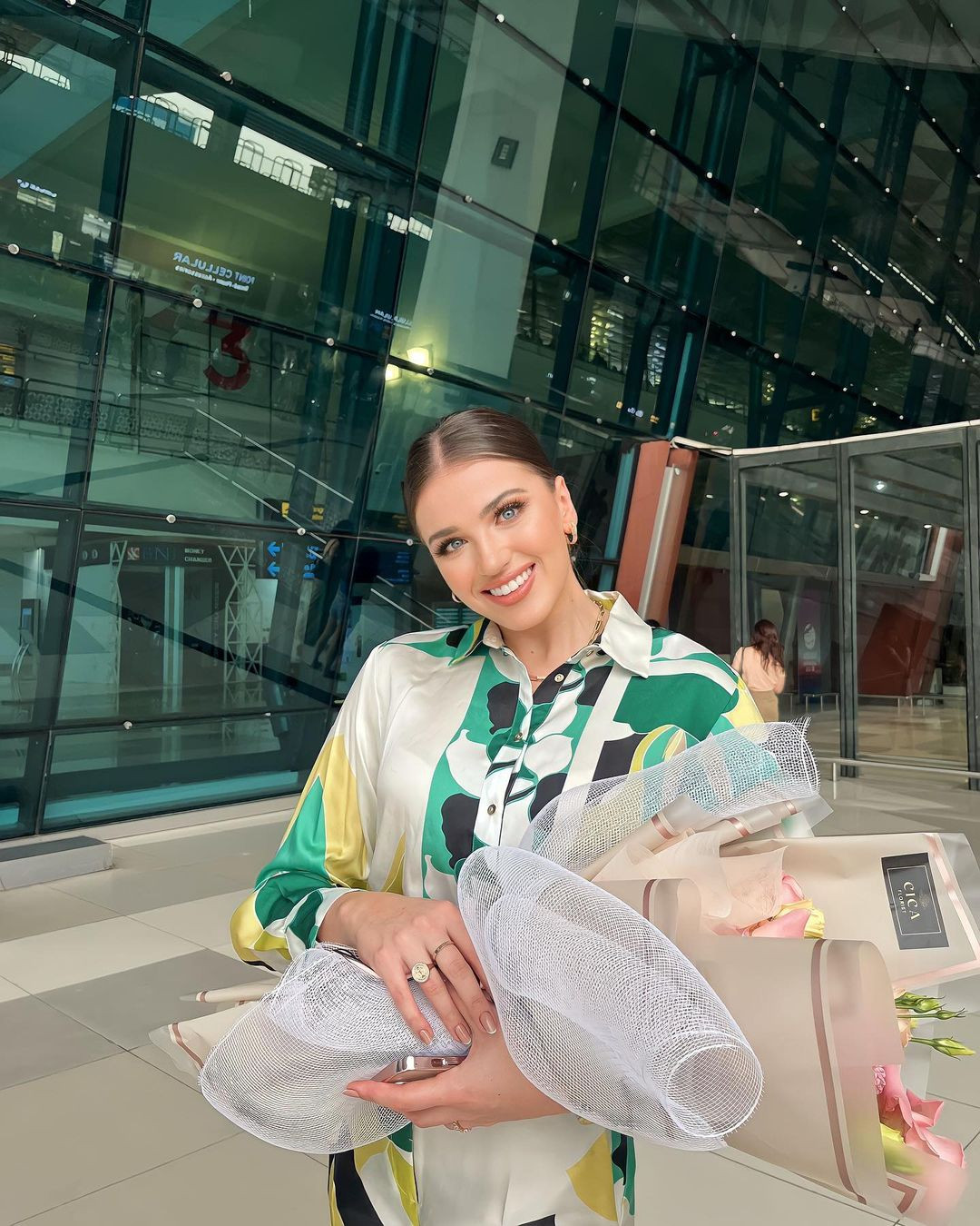 Sau khi mất bản quyền Miss Universe, tổ chức Puteri Indonesia chuyển hướng đầu tư sang các cuộc thi sắc đẹp còn lại trong Big 6. Họ cũng thể hiện sự đầu tư hoành tráng khi mời hàng loạt người đẹp quốc tế tới tham dự đêm chung kết Puteri Indonesia 2023. Hoa hậu Siêu quốc gia 2021 Chanique Rabe cũng đã có mặt ở Indonesia để dự chung kết Puteri Indonesia 2023. Cô từng giành giải thưởng Timeless Beauty - Vẻ đẹp vượt thời gian do chuyên trang Missosology bình chọn.