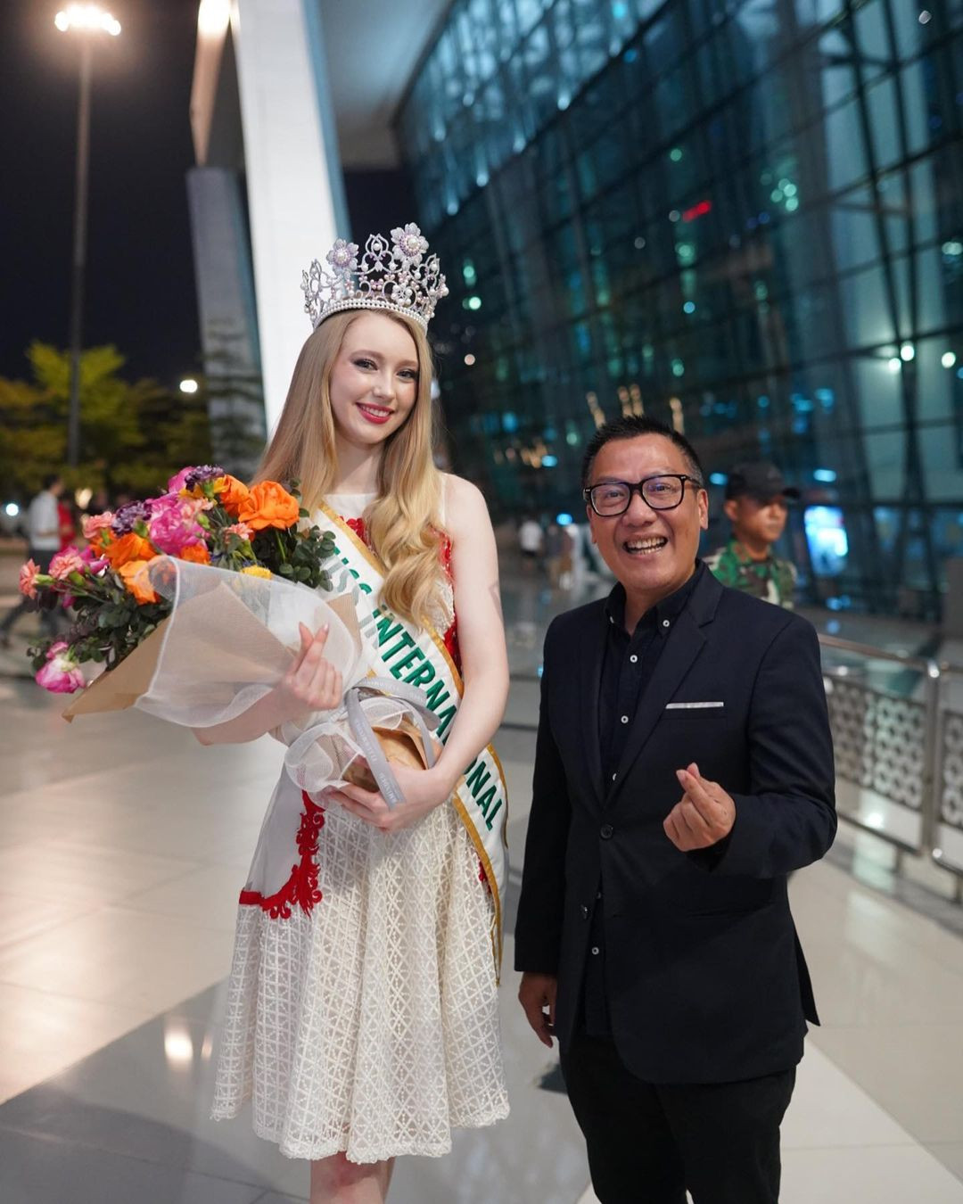 Đương kim Hoa hậu Quốc tế 2022 Jasmin Selberg cũng đã có mặt tại Indonesia. Cô được người bạn cùng thi là Hoa hậu Quốc tế Indonesia 2022 Cindy May McGuire chào đón ở sân bay.