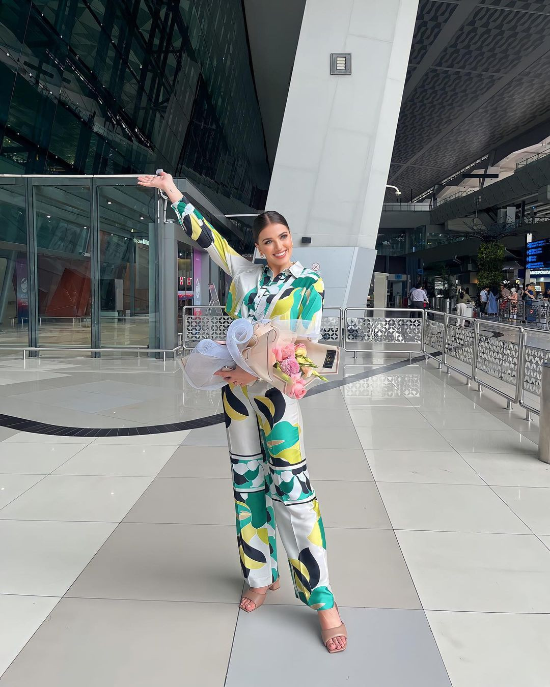 Sau khi mất bản quyền Miss Universe, tổ chức Puteri Indonesia chuyển hướng đầu tư sang các cuộc thi sắc đẹp còn lại trong Big 6. Họ cũng thể hiện sự đầu tư hoành tráng khi mời hàng loạt người đẹp quốc tế tới tham dự đêm chung kết Puteri Indonesia 2023. Hoa hậu Siêu quốc gia 2021 Chanique Rabe cũng đã có mặt ở Indonesia để dự chung kết Puteri Indonesia 2023. Cô từng giành giải thưởng Timeless Beauty - Vẻ đẹp vượt thời gian do chuyên trang Missosology bình chọn.