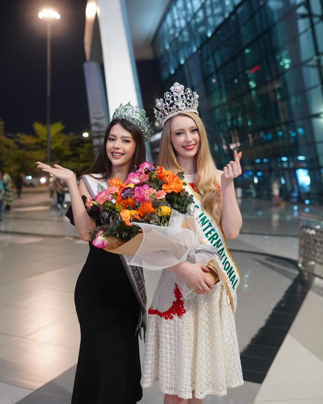 Đương kim Hoa hậu Quốc tế 2022 Jasmin Selberg cũng đã có mặt tại Indonesia. Cô được người bạn cùng thi là Hoa hậu Quốc tế Indonesia 2022 Cindy May McGuire chào đón ở sân bay.