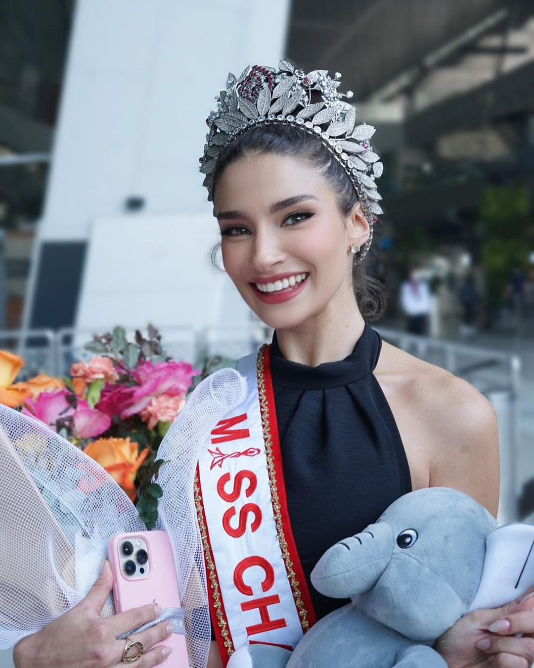 Có mặt ở sân bay Indonesia, các fan nhanh chóng nhận ra vương miện của Luma Russo bị gãy một mảnh lớn mặc dù sau khi đăng quang cô ít có dịp sử dụng.