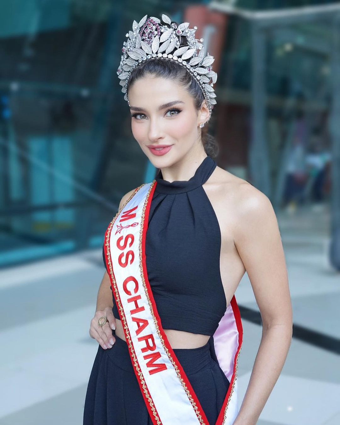 Có mặt ở sân bay Indonesia, các fan nhanh chóng nhận ra vương miện của Luma Russo bị gãy một mảnh lớn mặc dù sau khi đăng quang cô ít có dịp sử dụng.