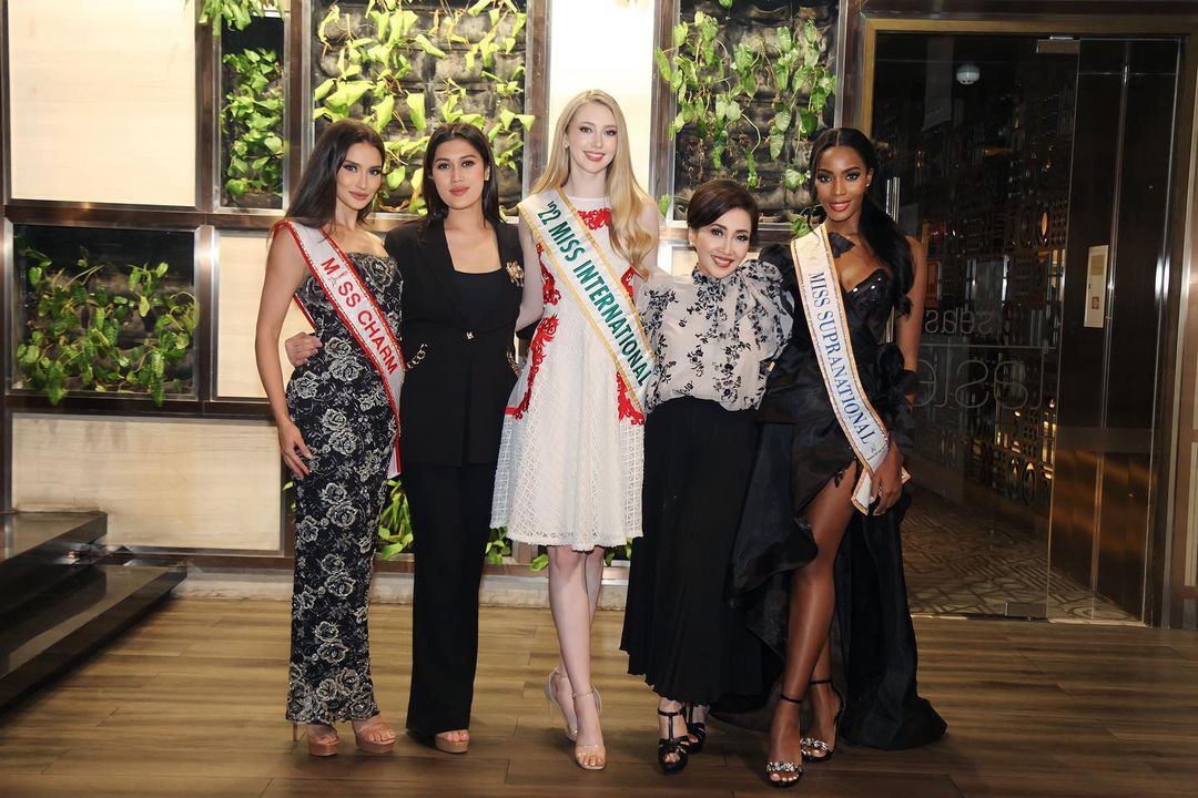 Các người đẹp dự tiệc chào mừng của ban tổ chức Puteri Indonesia trước đêm chung kết. Puteri Indonesia là tổ chức uy tín, nắm quyền điều hành cuộc thi nhan sắc cấp quốc gia đình đám ở quốc gia vạn đảo trong nhiều thập kỷ. Năm 2022, Puteri Indonesia mất bản quyền Miss Universe vào tay công ty PT Capella Swastika Karya. Sau khi mất bản quyền Hoa hậu Hoàn vũ, Top 3 của cuộc thi Puteri Indonesia 2023 lần lượt tham dự 3 cuộc thi là Miss International 2023 (Hoa hậu Quốc tế 2023), Miss Supranational 2023 (Hoa hậu Siêu quốc gia 2023) và Miss Charm 2024 (Hoa hậu Sắc đẹp Quốc tế 2024).