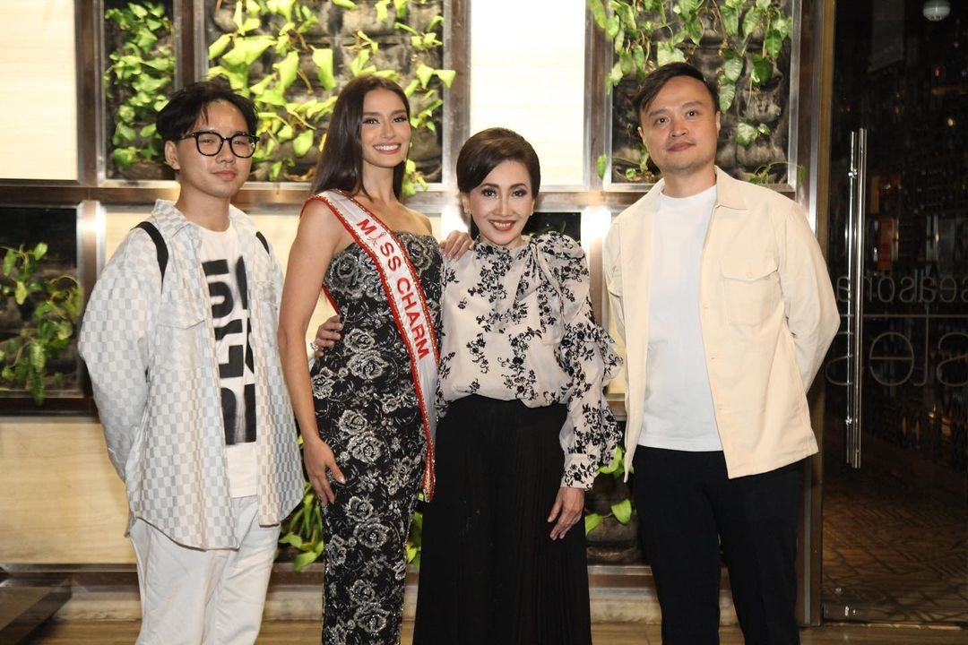 Các người đẹp dự tiệc chào mừng của ban tổ chức Puteri Indonesia trước đêm chung kết. Puteri Indonesia là tổ chức uy tín, nắm quyền điều hành cuộc thi nhan sắc cấp quốc gia đình đám ở quốc gia vạn đảo trong nhiều thập kỷ. Năm 2022, Puteri Indonesia mất bản quyền Miss Universe vào tay công ty PT Capella Swastika Karya. Sau khi mất bản quyền Hoa hậu Hoàn vũ, Top 3 của cuộc thi Puteri Indonesia 2023 lần lượt tham dự 3 cuộc thi là Miss International 2023 (Hoa hậu Quốc tế 2023), Miss Supranational 2023 (Hoa hậu Siêu quốc gia 2023) và Miss Charm 2024 (Hoa hậu Sắc đẹp Quốc tế 2024).