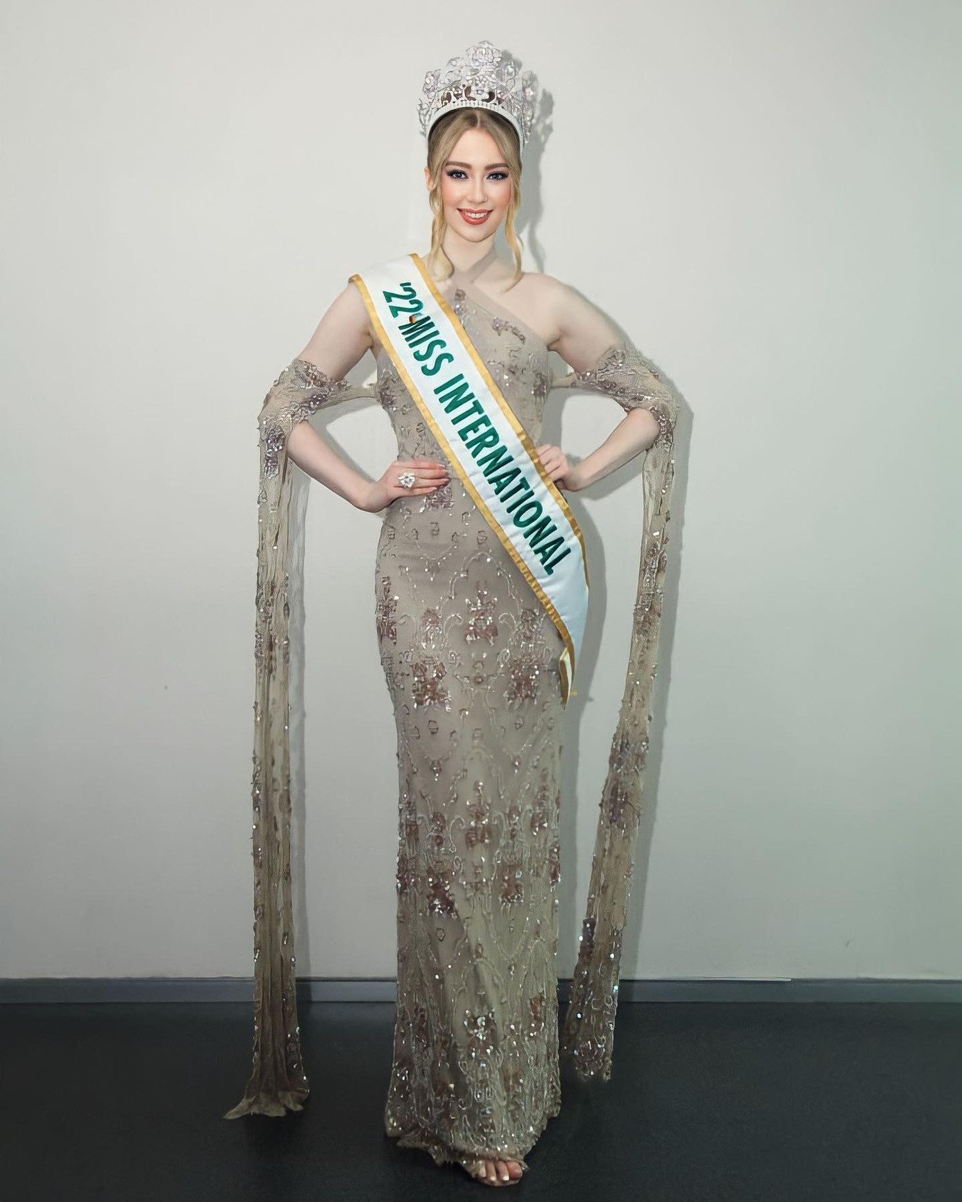 Jasmin Selberg sẽ trao danh hiệu cho người đẹp đại diện Indonesia tại cuộc thi Hoa hậu Quốc tế 2023. Năm ngoái, bạn cùng thi với Jasmin ở Nhật Bản là Hoa hậu Quốc tế Indonesia 2022 Cindy May McGuire.