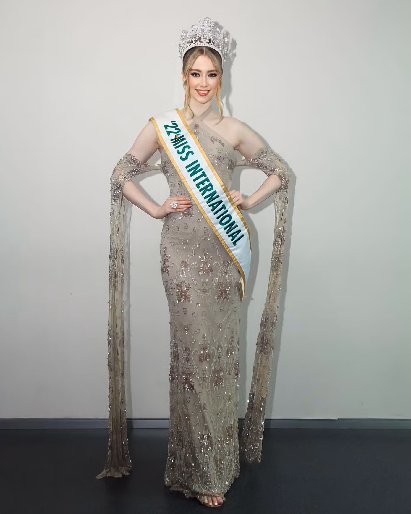 Jasmin Selberg sẽ trao danh hiệu cho người đẹp đại diện Indonesia tại cuộc thi Hoa hậu Quốc tế 2023. Năm ngoái, bạn cùng thi với Jasmin ở Nhật Bản là Hoa hậu Quốc tế Indonesia 2022 Cindy May McGuire.