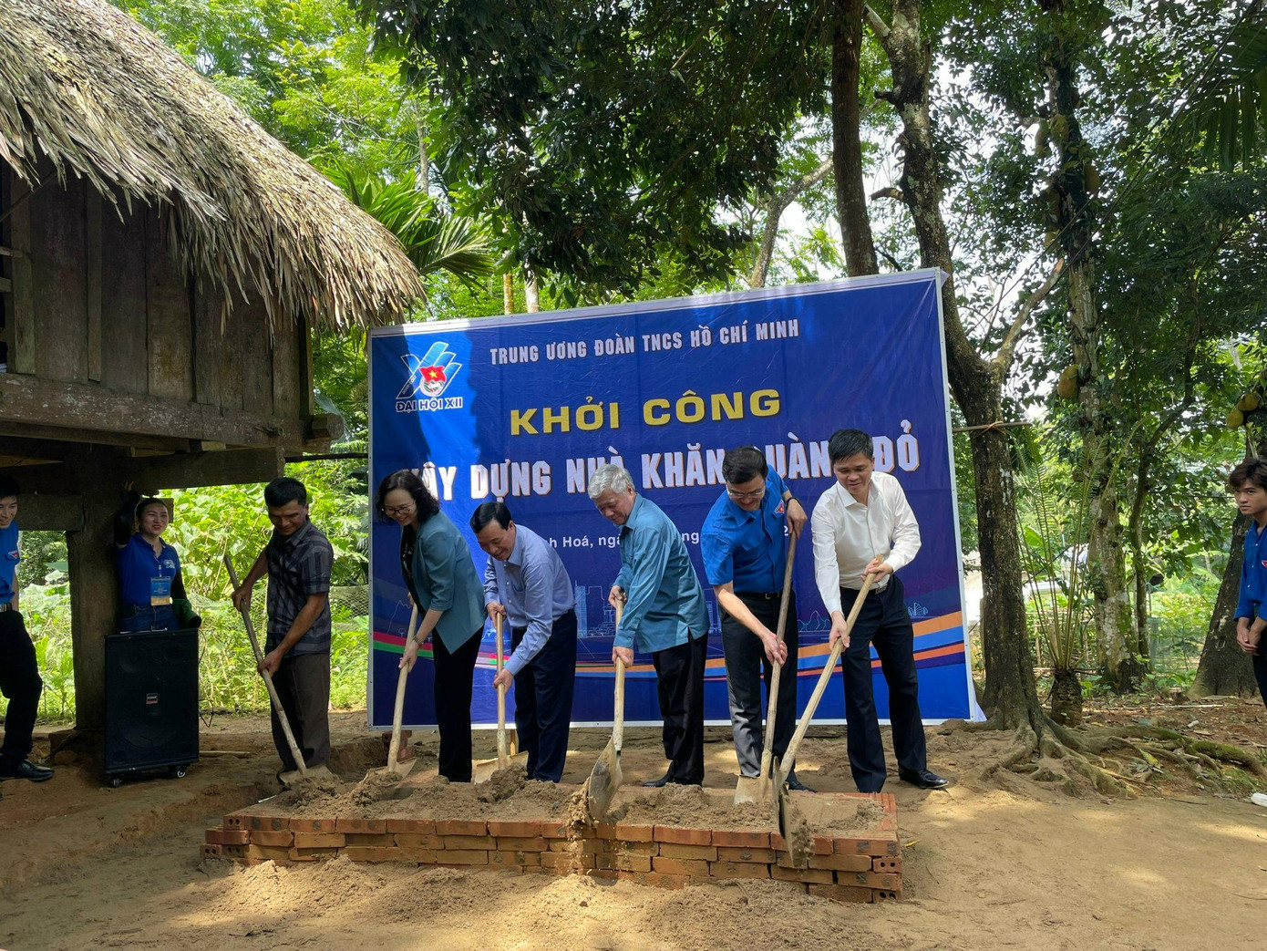 Các đại biểu thực hiện nghi thức khởi công Nhà Khăn quàng đỏ