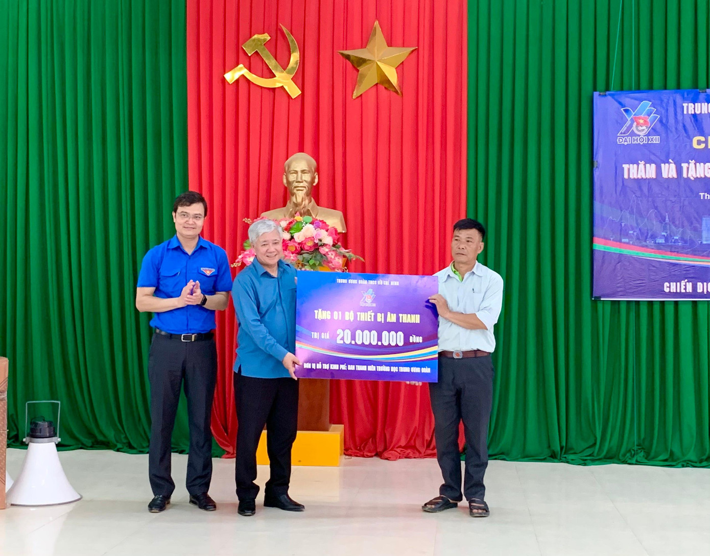 Bí thư Trung ương Đảng, Chủ tịch Uỷ ban T.Ư MTTQ Việt Nam Đỗ Văn Chiến và Bí thư Thường trực T.Ư Đoàn Bùi Quang Huy tặng bộ thiết bị âm thanh cho thôn Xà Luốc.