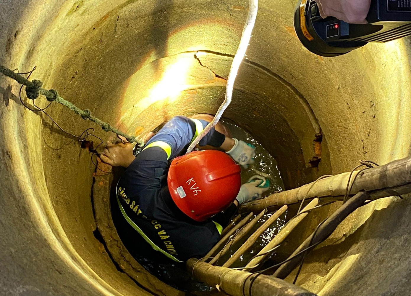 Hiện trường đưa nạn nhân ra khỏi giếng