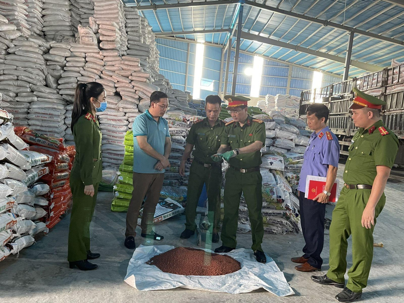 Lực lượng chức năng kiểm tra phân bón tại công ty