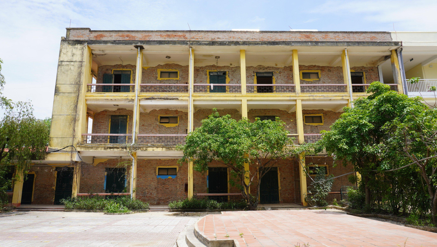 Khu ký túc xá Trường Đại học Hồng Đức (cơ sở 2) bỏ hoang nhiều năm vừa được Ban Thường vụ Tỉnh uỷ Thanh Hoá quyết định bàn giao cho thành phố Thanh Hoá đầu tư, sử dụng.