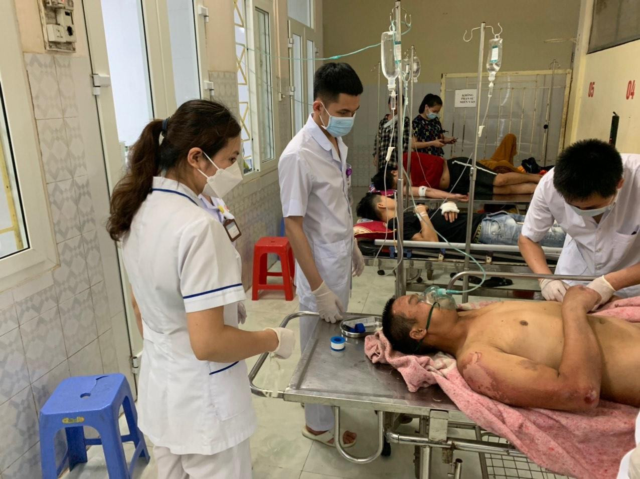 Người đàn ông vô gia cư được đưa lên từ giếng.