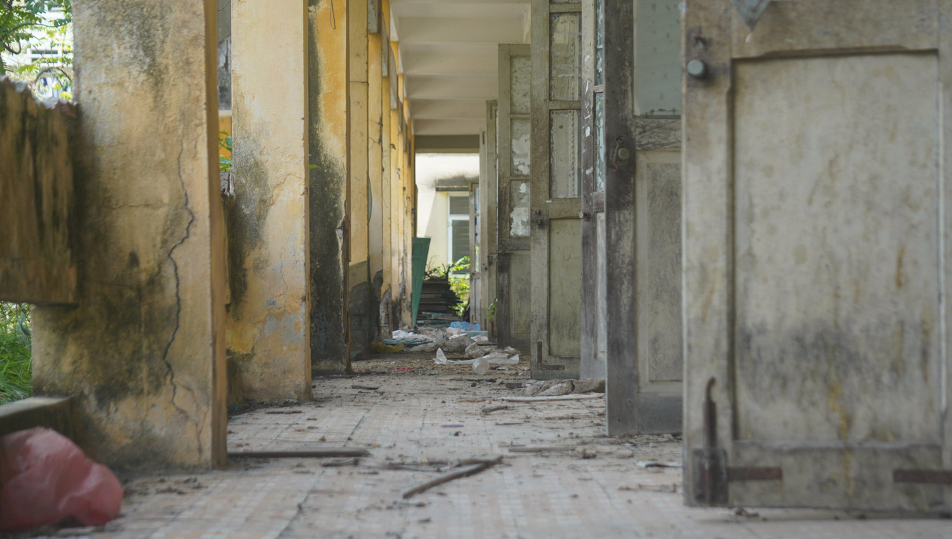 Khu ký túc xá xuống cấp nghiêm trọng từ trong ra ngoài