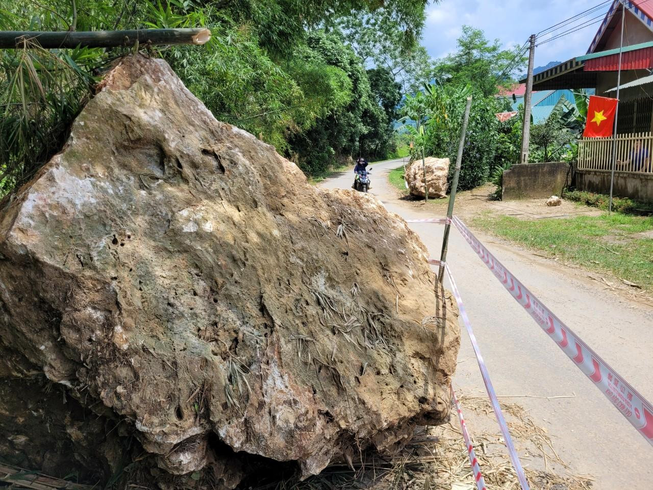 Nhiều tảng đá lớn rơi xuống đường