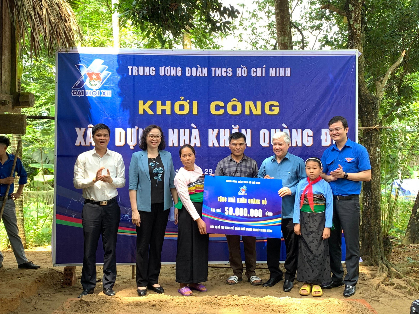 Các đại biểu tham dự Khởi công xây dựng nhà Khăn quàng đỏ cho em Hà Như Tâm với số tiền hỗ trợ 50 triệu đồng