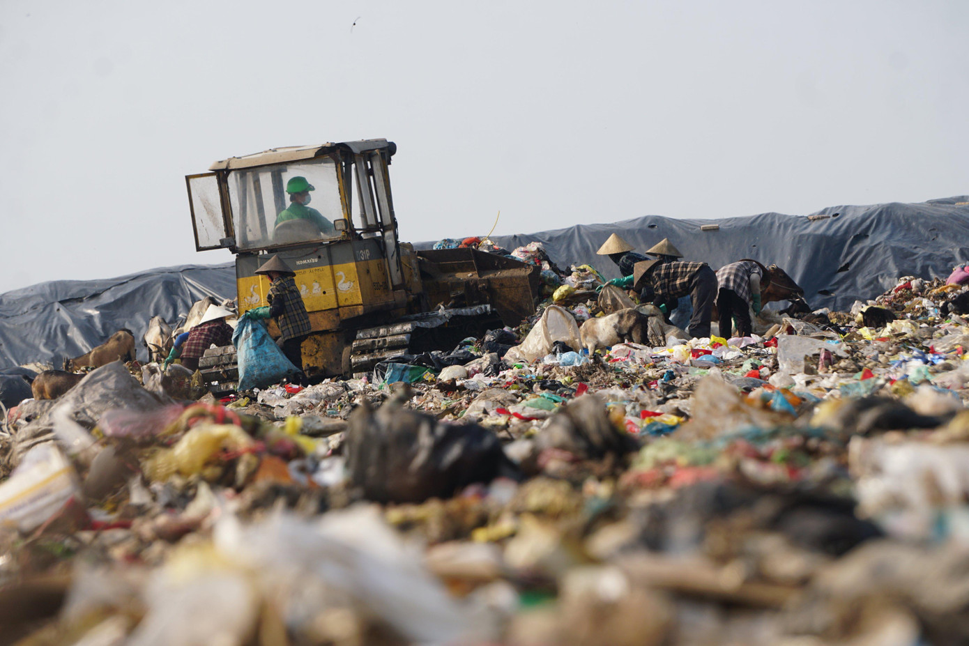 Bãi rác quá tải nhiều năm Bãi rác quá tải nhiều năm