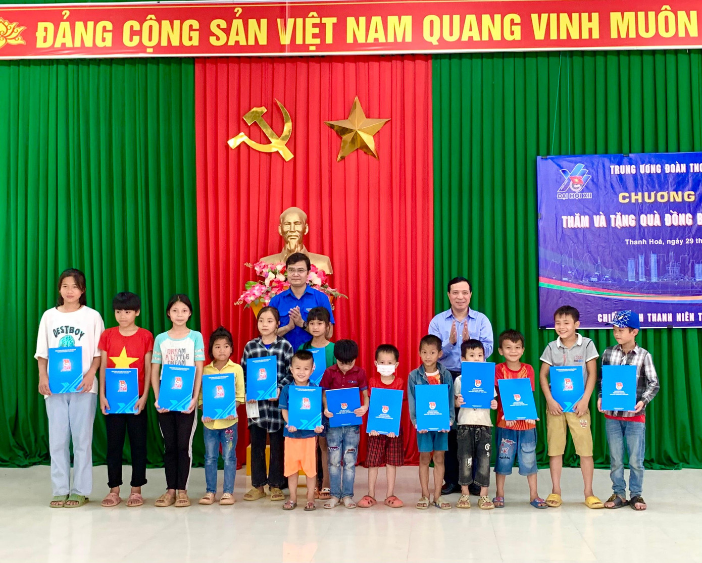 Đoàn công tác tặng quà cho học sinh ở thôn Xà Luốc, xã Văn Nho thôn Pọong, xã Văn Nho