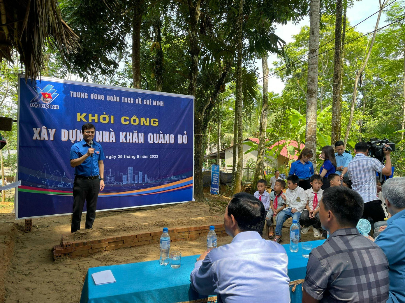 Bí thư Thường trực T.Ư Đoàn Bùi Quang Huy phát biểu tại Lễ khởi công Nhà Khăn quàng đỏ cho gia đình em Hà Như Tâm