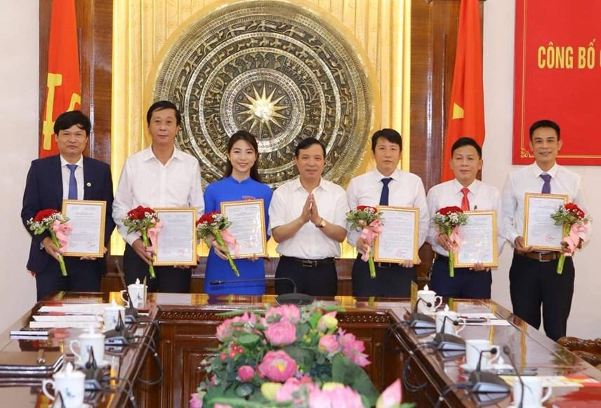 Phó Bí thư Tỉnh uỷ Thanh Hoá Lại Thế Nguyên (ở giữa) trao quyết định, chúc mừng các cá nhân được bổ nhiệm. Phó Bí thư Tỉnh uỷ Thanh Hoá Lại Thế Nguyên (ở giữa) trao quyết định, chúc mừng các cá nhân được bổ nhiệm.