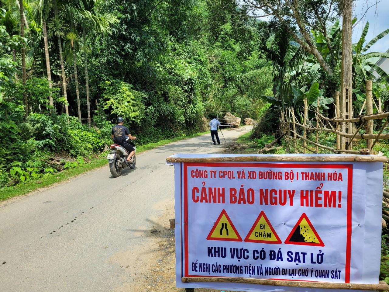 Hiện trường đá sạt lở