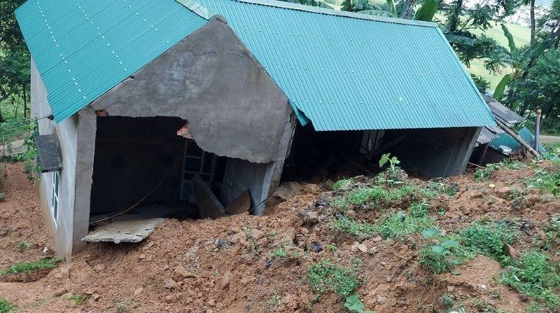 Mưa lớn làm sạt lở đất, vùi lấp nhà dân tại xã Trung Tiến