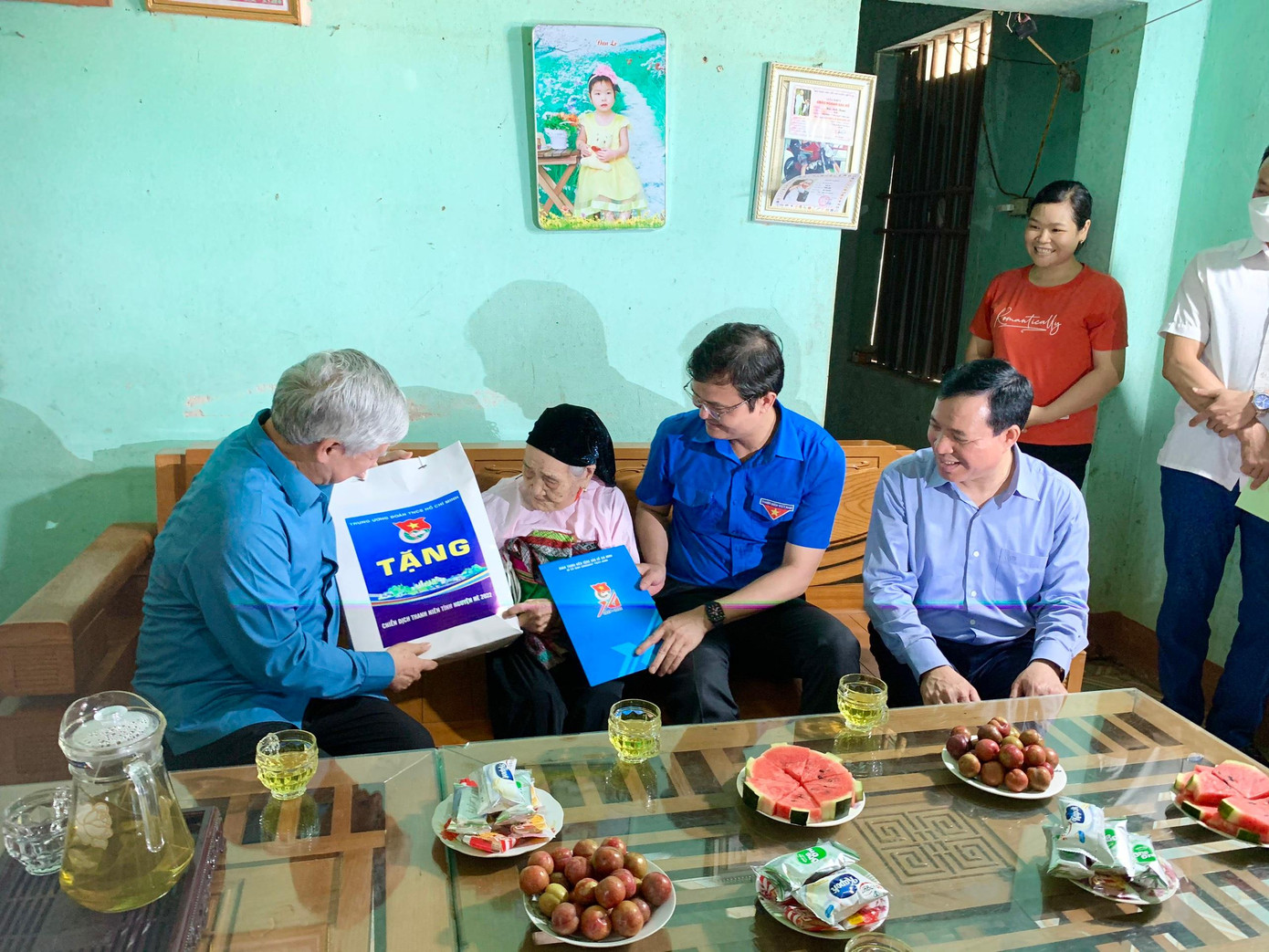 Đoàn công tác thăm hỏi, tặng quà cho Mẹ Việt Nam Anh hùng Hà Thị Khói