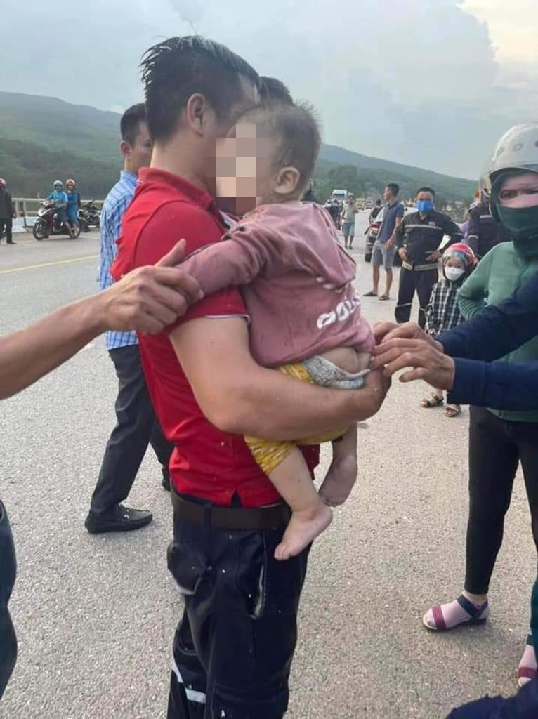 Hai cháu bé cùng người mẹ được cứu vớt kịp thời Hai cháu bé cùng người mẹ được cứu vớt kịp thời