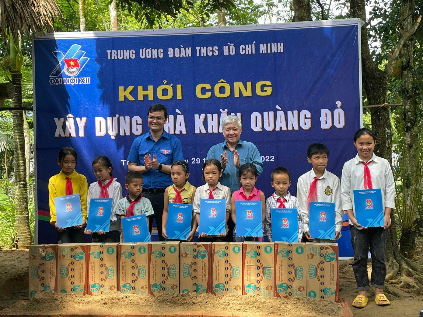 Bí thư Trung ương Đảng, Chủ tịch Uỷ ban T.Ư MTTQ Việt Nam Đỗ Văn Chiến và Bí thư Thường trực T.Ư Đoàn Bùi Quang Huy tặng quà cho các em học sinh.