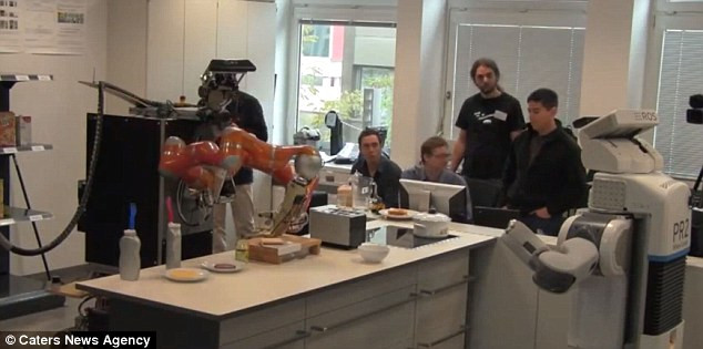 Bộ đôi robot đang làm bánh. James (phải) và Rosie (trái). Bộ đôi robot đang làm bánh. James (phải) và Rosie (trái).