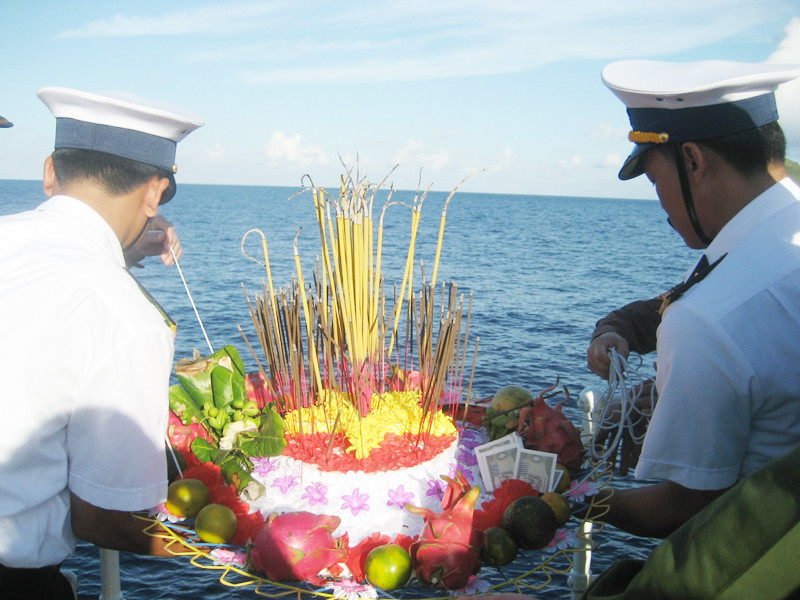 Thả hoa viếng những chiến sĩ Hải quân hy sinh. Thả hoa viếng những chiến sĩ Hải quân hy sinh