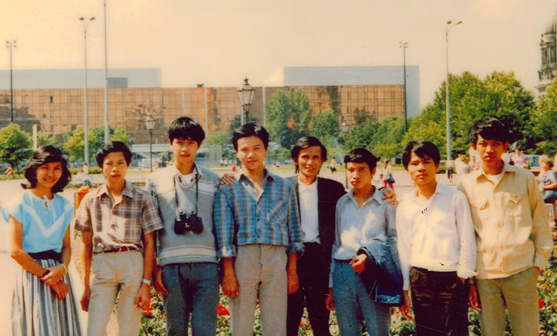 Thầy Phạm Hùng (thứ 4 từ phải qua) cùng đoàn học sinh thi toán quốc tế tại CHLB Đức năm 1989