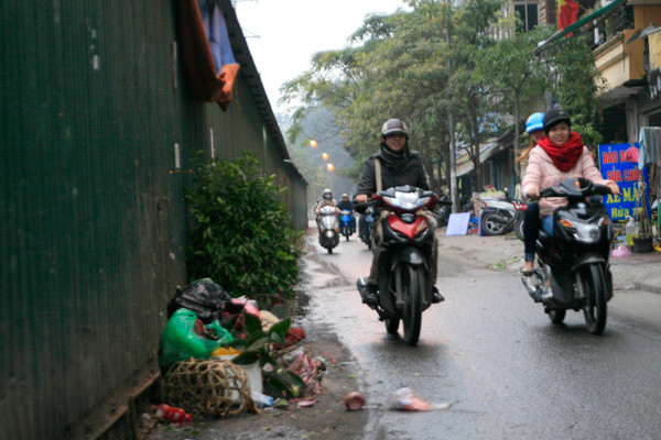 Chợ tạm thành nơi chứa rác thải