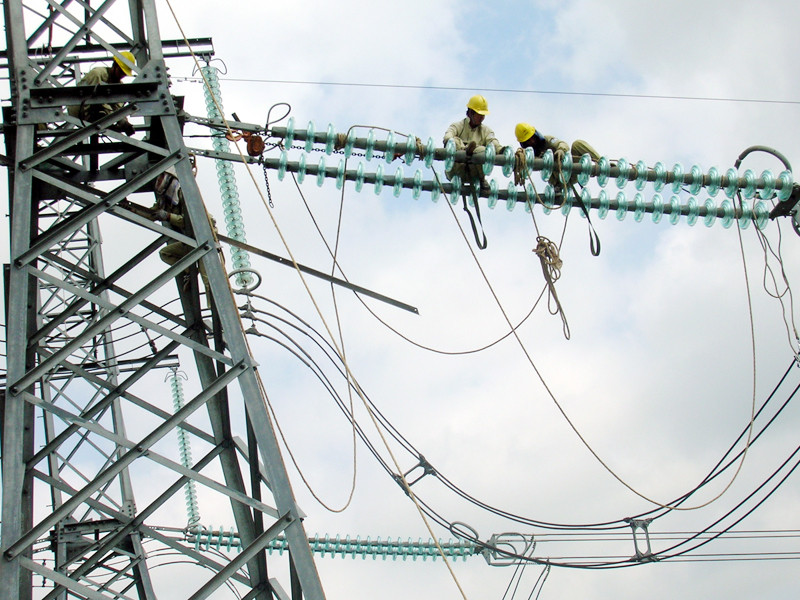Công nhân ngành điện sửa chữa đường dây bị sự cố. Ảnh: Thục Quyên. Công nhân ngành điện sửa chữa đường dây bị sự cố. Ảnh: Thục Quyên