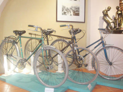 Một số kỷ vật chiến tranh (xe đạp dùng để vận tải, áo rơm tránh mảnh bom) đang được Bảo tàng LSQSVN lưu giữ. Một số kỷ vật chiến tranh (xe đạp dùng để vận tải, áo rơm tránh mảnh bom) đang được Bảo tàng LSQSVN lưu giữ