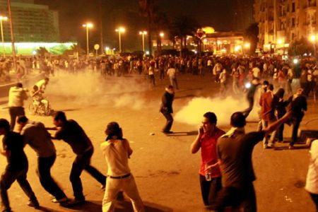 An ninh Ai Cập sử dụng bình xịt hơi cay đàn áp người biểu tình tại thủ đô Cairo. Ảnh: Press TV