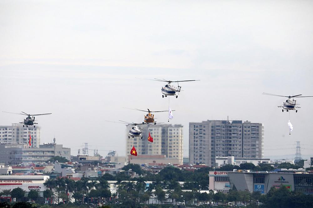 Để chuẩn bị Triển lãm Quốc phòng quốc tế Việt Nam 2022, các tiêm kích Su-30MK2 và trực thăng của Không quân Việt Nam tham gia một số cuộc diễn tập trên bầu trời Thủ đô Hà Nội.