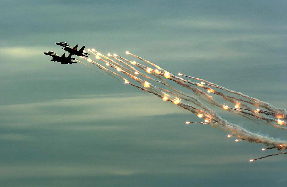 Chiếc Su-30MK2 thực hiện thả mồi bẫy nhiệt tạo nên cảnh tượng đẹp mắt. Theo lý thuyết, khi phát hiện tên lửa tầm nhiệt của đối phương, pháo sáng sẽ được phóng ra. Pháo sáng phát ra nhiệt lượng lớn làm cảm biến hồng ngoại tên lửa của đối phương bị đánh lừa và lao tới những chùm pháo sáng, trong khi máy bay nhanh chóng thoát ly khỏi khu vực nguy hiểm.