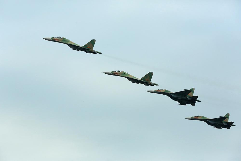 Tiêm kích Su-30MK2 của Không quân Việt Nam bay biểu diễn trên bầu trời Thủ đô Hà Nội.