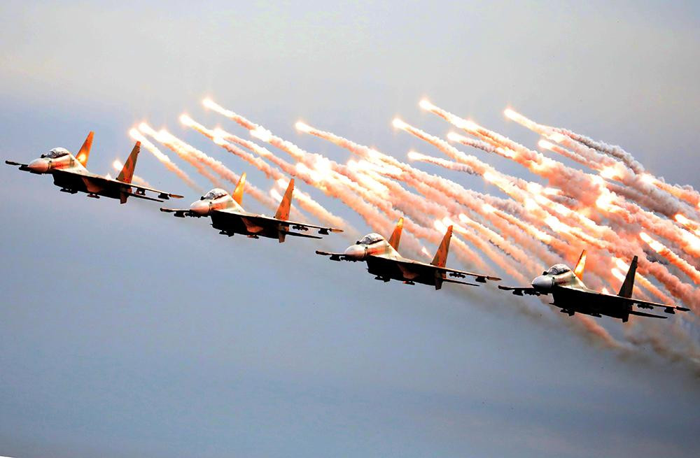 Ấn tượng nhất trong phần trình diễn là màn thả bẫy mồi nhiệt của 4 tiêm kích Su-30MK2. Trong những năm gần đây, các phi công trẻ của Trung đoàn Không quân 927 đã được tin tưởng giao nhiệm vụ tham gia nhiều đợt thực hành bay bắn đạn thật, ném bom và luôn đạt kết quả giỏi, xuất sắc.