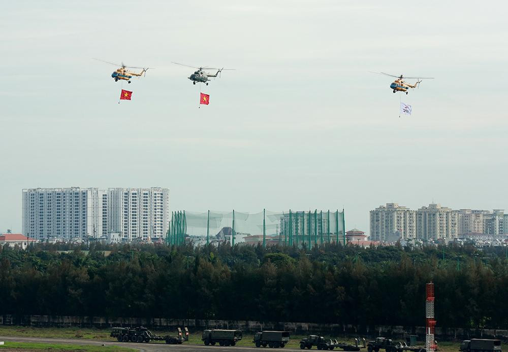 Bên cạnh đó, dàn thực thăng của lực lượng Không quân Việt Nam cũng góp mặt trong màn trình diễn. Máy bay trực thăng Mi-8 mang cờ Việt Nam cất cánh tại sân bay Gia Lâm. Trực thăng quân sự Mi-8 là loại máy bay trực thăng phổ biến nhất thế giới, được đánh giá là dòng trực thăng thành công nhất trong lịch sử ngành công nghiệp máy bay trực thăng của Nga.