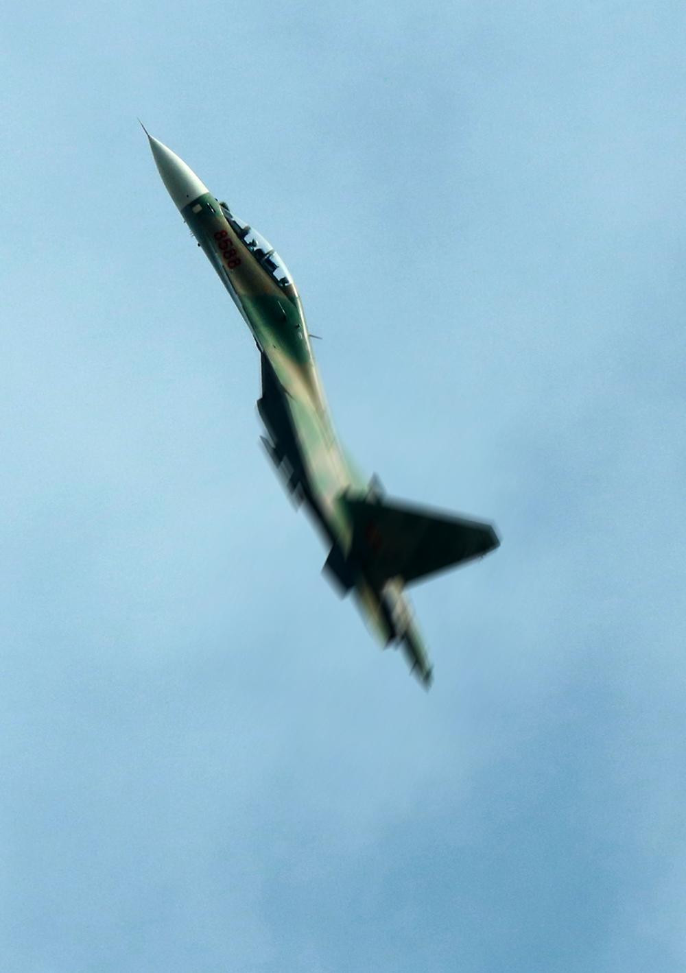 Để buổi khai mạc diễn ra thành công, ấn tượng, gần một tháng nay các phi công điều khiển máy bay Su-30MK2 của Trung đoàn Không quân 927, Sư đoàn 371, Quân chủng Phòng không - Không quân thường xuyên hợp luyện, bay tập chuẩn bị trình diễn.