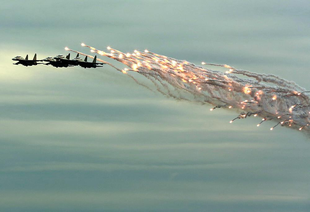 Đội hình 4 chiếc Su-30MK2 thực hiện màn thả pháo sáng bẫy mồi nhiệt trên bầu trời Hà Nội.