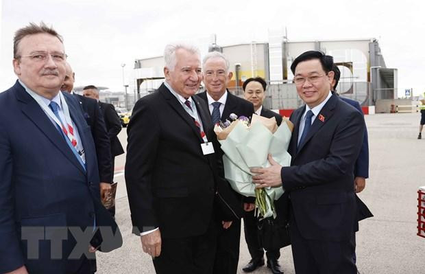 Phó Chủ tịch Quốc hội Hungary Istvan Jakab đón Chủ tịch Quốc hội Vương Đình Huệ tại sân bay quốc tế Budapest Liszt Ferenc. (Ảnh: Doãn Tấn/TTXVN)