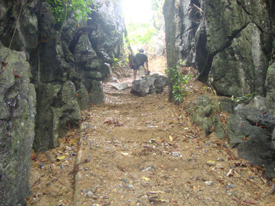 Con dốc được lâm tặc dùng mìn xuyên thủng 