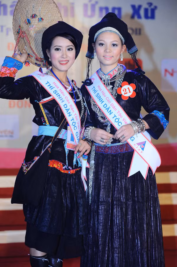 Thí sinh Thàn Thị Châm dân tộc Giáy(SBD 07) duyên dáng bên nón lá và Lương Thị Hương (SBD 21) dân tộc Nùng 