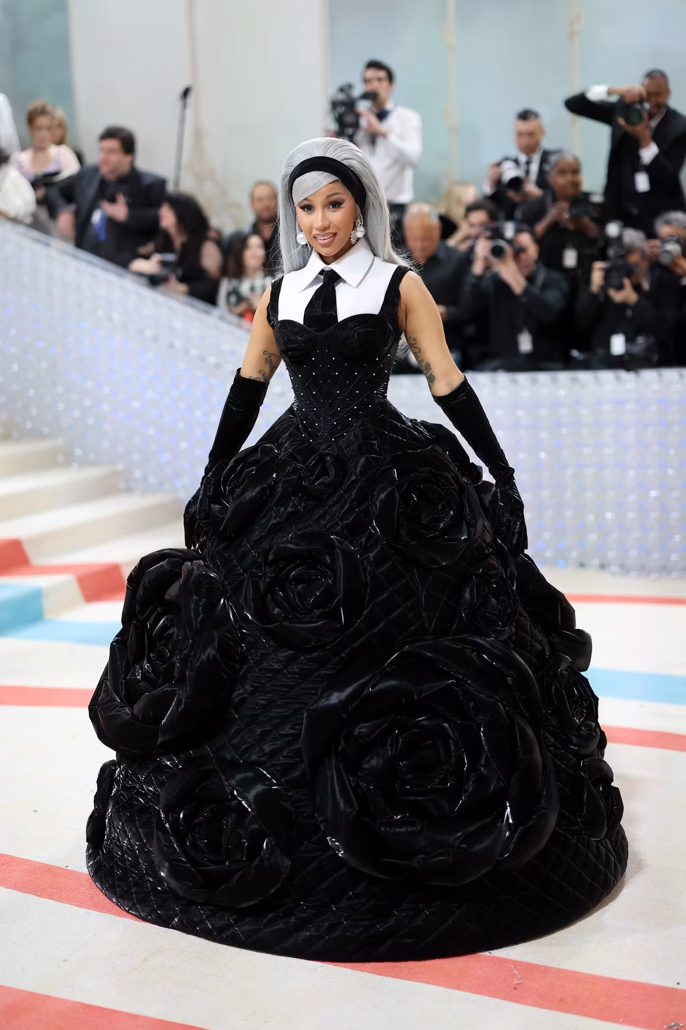 Cardi B nữ tính và ngoan hiền trong chiếc váy hoa hồng đen “kín cổng cao tường” của Chenpeng Studio. Ảnh: Getty Images. Cardi B nữ tính và ngoan hiền trong chiếc váy hoa hồng đen “kín cổng cao tường” của Chenpeng Studio. Ảnh: Getty Images.