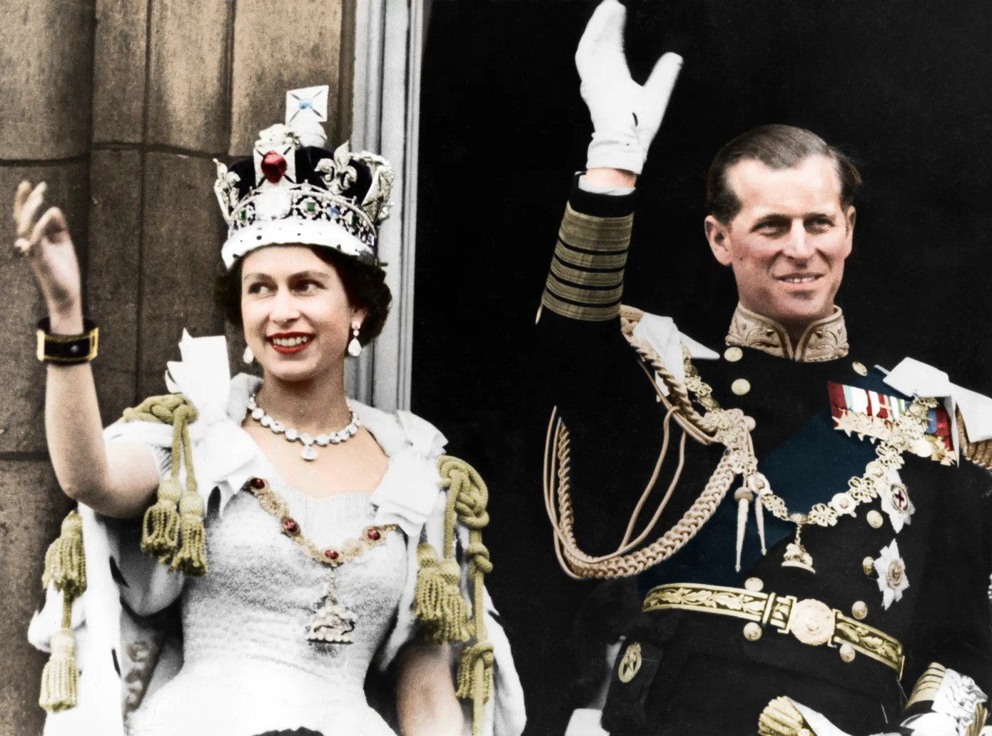 Nữ hoàng Elizabeth diện áo choàng đặc biệt khi xuất hiện trên ban công Cung điện Buckingham cùng Hoàng tế Philip. Ảnh: Getty Images.