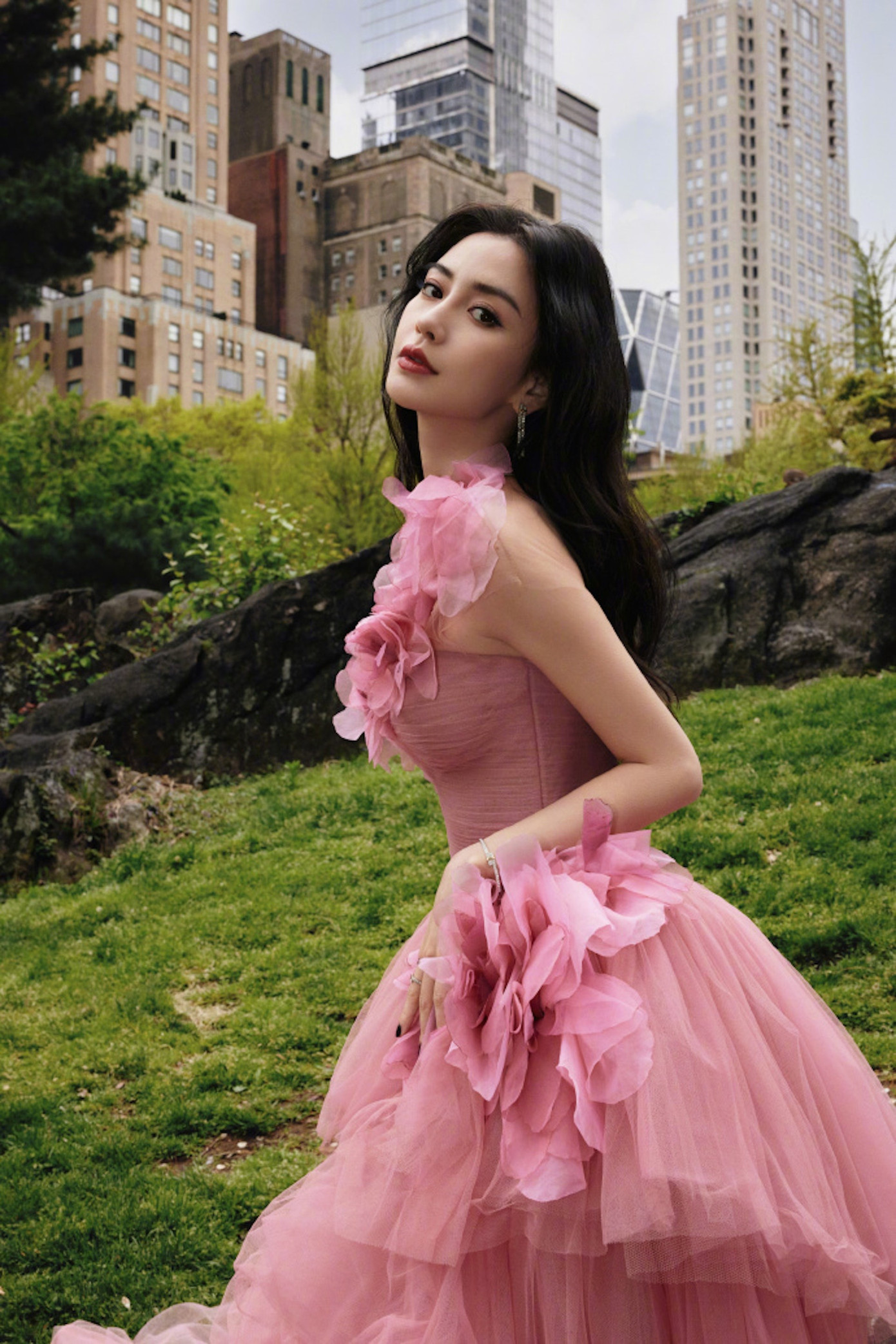 Angelababy được ví như công chúa trong chiếc váy hồng mặc tại sự kiện ở New York. Ảnh: Weibo. Angelababy được ví như công chúa trong chiếc váy hồng mặc tại sự kiện ở New York. Ảnh: Weibo.